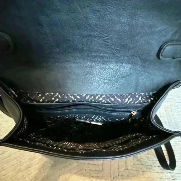 Beautiful black faux leather saddle purse with handle and strap - Picture 6 of 8